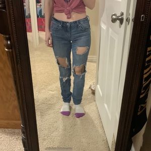 Skinny blue jeans. Mid rise waist.